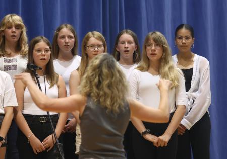 PRIREDITEV OB DNEVU DRŽAVNOSTI IN ZAKLJUČKU ŠOLSKEGA LETA 36 FOTO LJUBO VUKELIČ